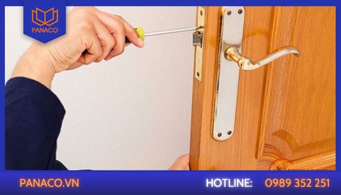 Khóa vân tay bị kẹt chốt cơ học do cửa bị biến dạng