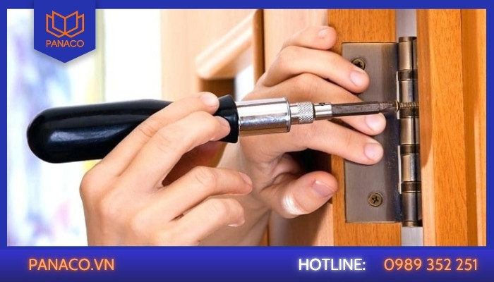 Lỗi kẹt chốt do _độ rơ_ của cửa gỗ cũ