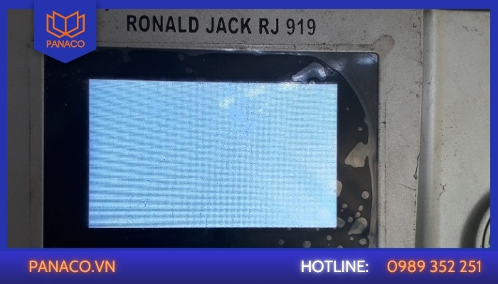 Màn hình máy chấm công Ronald Jack bị sọc, nhòe, trắng là lỗi gì