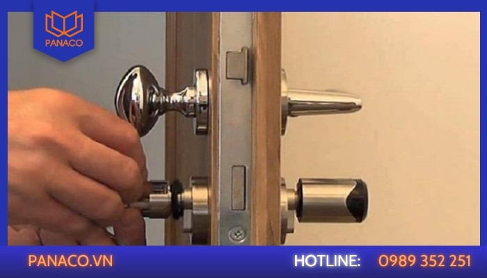 Tay cầm khóa bị rơ, xệ hoặc không trả về