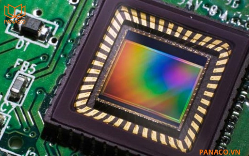Cảm biến CMOS 1_2.9” và khẩu độ F1.0 cho hình ảnh sáng rõ