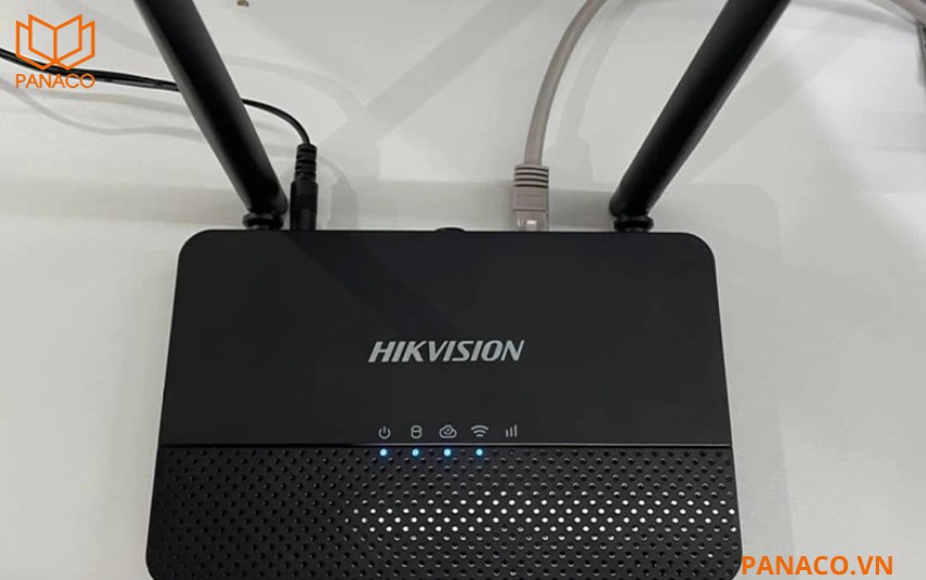 Đầu ghi trong bộ kit DS-J142I/NKS424W02H kết nối tối đa 4 camera Wi-Fi