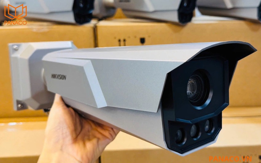 iDS-ANPR403NF-BI_POE_0832 thiết kế ống kính zoom tự động
