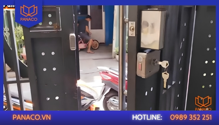 Lắp khóa cổng vân tay Laffer cho dãy nhà trọ tại Cần Giuộc.jpg