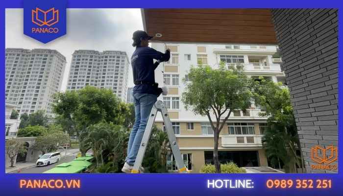 Camera dome dưới các mái hiên và trần gỗ