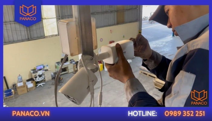 Căn chỉnh và cố định bộ đôi camera thân Hikvision bao quát nhà xưởng