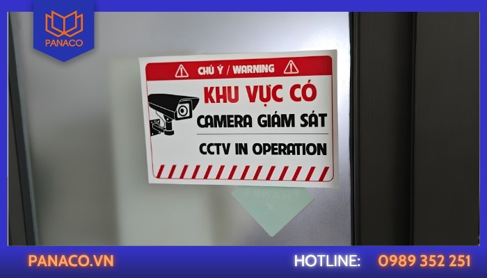 Ban quản lý thông báo bằng cách đặt biển khu vực có camera giám sát