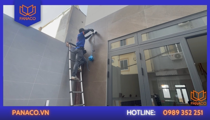 Khoan bắt vít và căn chỉnh vị trí camera vị trí hướng vào cổng ra vào