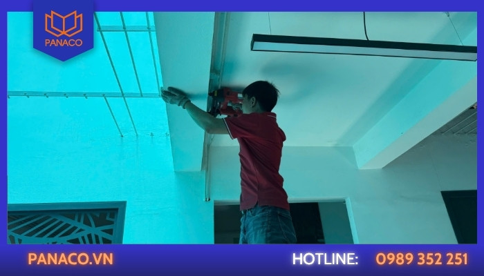Kỹ thuật viên Panaco cố định đường ống nẹp gen camera