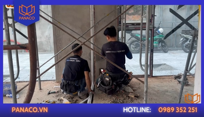 Kỹ thuật viên Panaco đang đi dây ống gen cho hệ thống camera