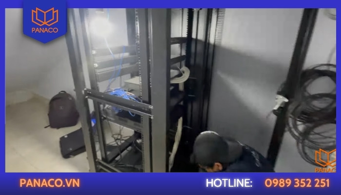 Kỹ thuật viên Panaco đấu nối và hoàn thiện hệ thống tủ rack