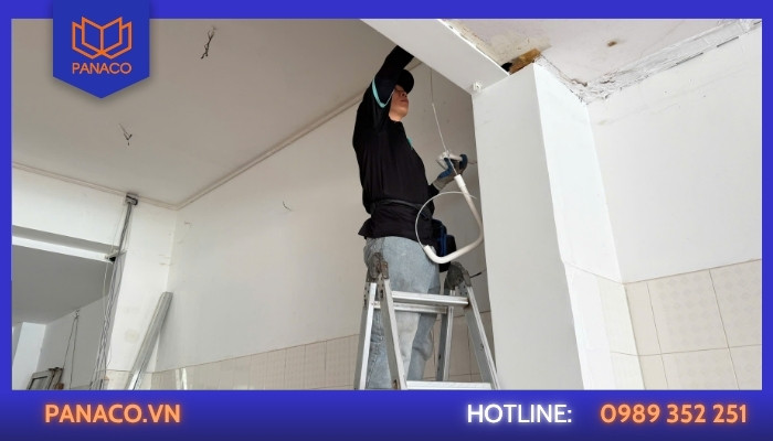 Kỹ thuật viên Panaco kéo đường dây cáp mạng