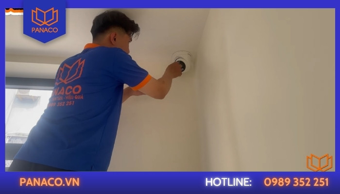 Kỹ thuật viên Panaco lắp camera dome ốp trần giám sát khu vực trọng yếu tại tầng 1