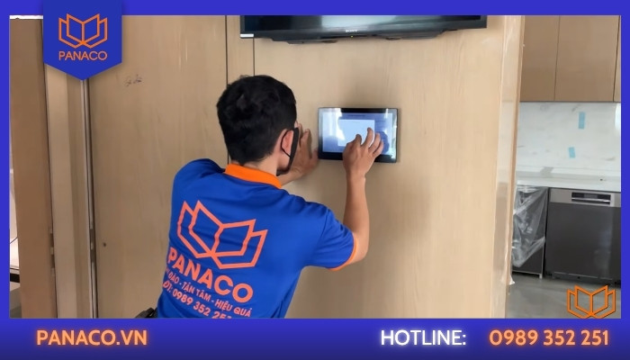 Kỹ thuật viên Panaco lắp đặt và cấu hình màn hình chuông cửa Hikvision trong nhà