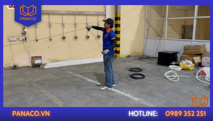 Kỹ thuật viên kéo đường cáp quang thi công hệ thống camera