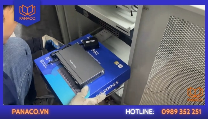 Lắp đặt router mạng Ruijie Reyee RG-EG209GS vào tủ rack điều khiển hệ thống