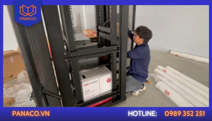 Sắp xếp tủ rack chứa đầu ghi và dây cáp Hikvision CAT6