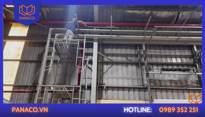 Thi công đi dây tín hiệu camera trên hệ thống thang máng cáp sát trần nhà xưởng