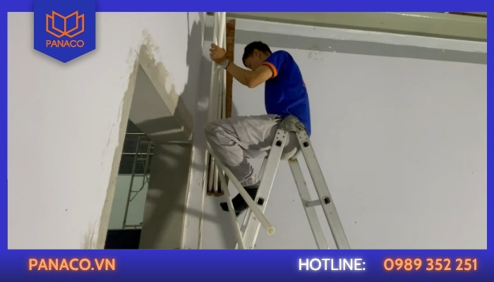 Thợ kỹ thuật Panaco đi dây ống cứng thi công camera
