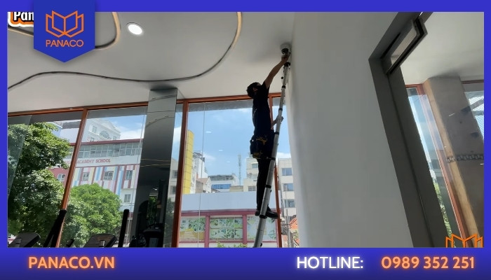 Thợ kỹ thuật Panaco lắp camera dome bán cầu ốp trần phòng gym