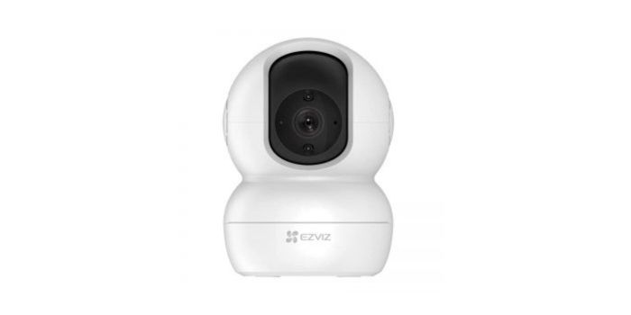 Camera xoay trong nhà đặt trên kệ cao hướng ra lối đi phòng khách