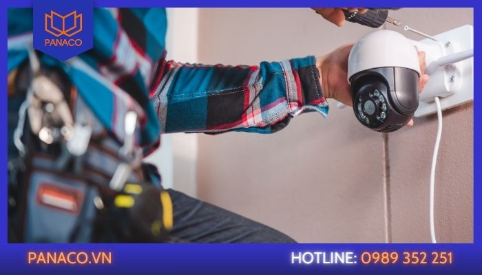 Thợ PANACO bắt giá đỡ và đấu nối camera ngoài trời trên tường nhà