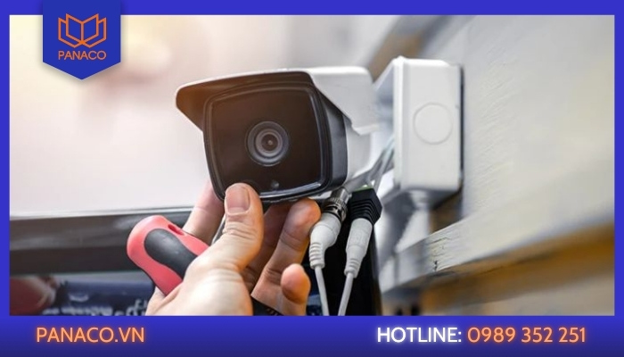 Kỹ thuật viên lắp camera trên tường cao, việc không nên tự làm