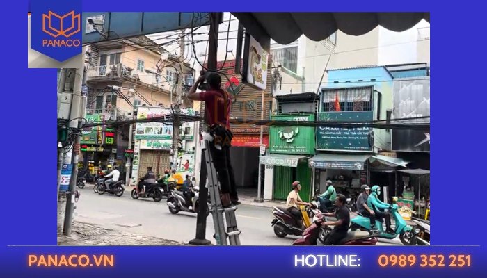 Thợ thi công trên tuyến phố đông, khu vực lắp camera TPHCM nội thành