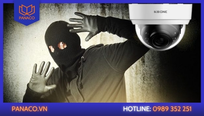 Người lạ bịt mặt đi vào tầm quan sát của camera chống trộm gắn trần