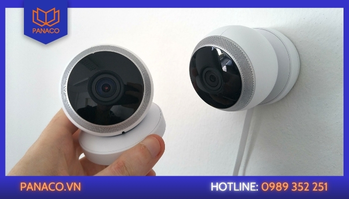Hai camera bán cầu cầm trên tay trước khi chọn vị trí lắp đặt
